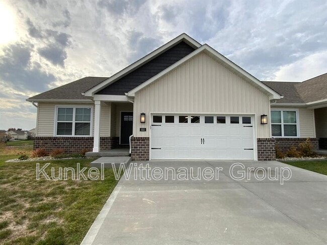 Primary Photo - 812 Applewood Creek Dr