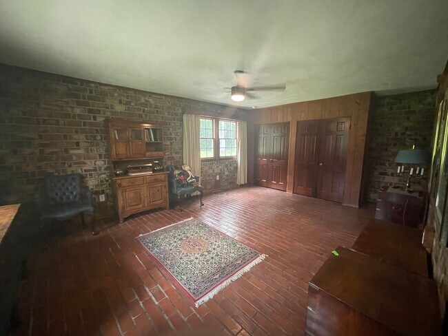 Building Photo - Stunning 3-Bedroom Home with Attached Private Suite – Fully Updated & Move-In Ready