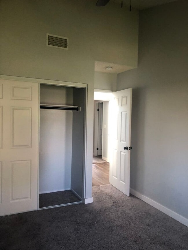 Building Photo - 3 bedroom 2 bathroom Condo in Helendale!