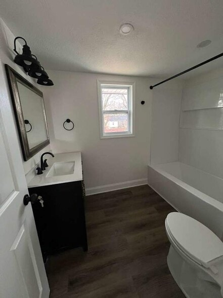 Building Photo - 2827 E 5th Ave