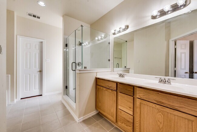 Building Photo - Great 4 bed 2 bathroom 2 story home minute...