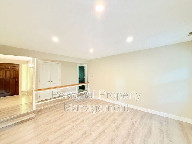Building Photo - 9411 NE Pinecreek St