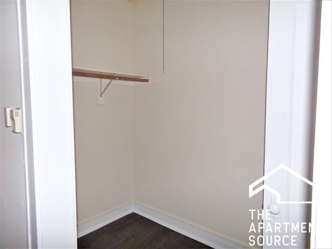 Building Photo - 6916 N Lakewood Ave