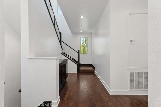 Building Photo - 123 Interval