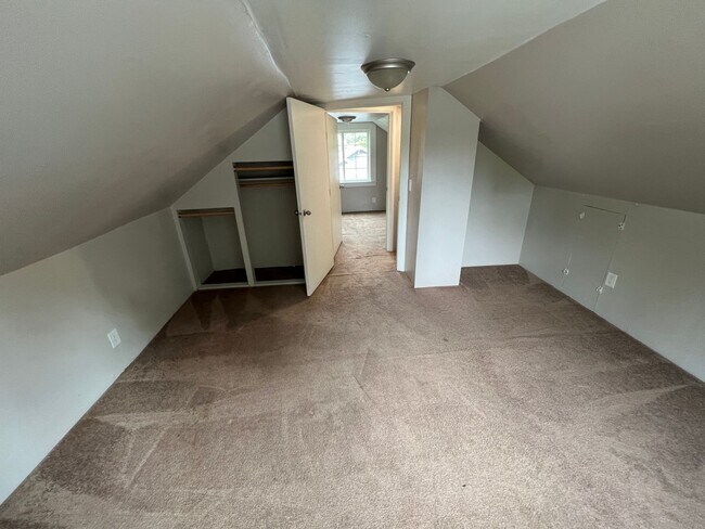 Building Photo - 4 Bed, 1 Bath, Large fenced yard, Shop, En...