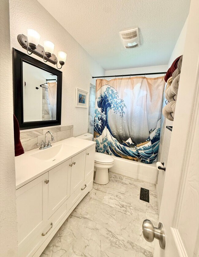 Building Photo - Renovated home on Yosemite for rent!