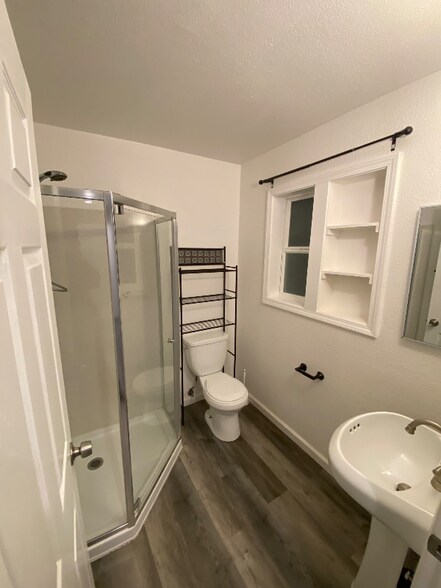 Building Photo - 447 Warwick Dr