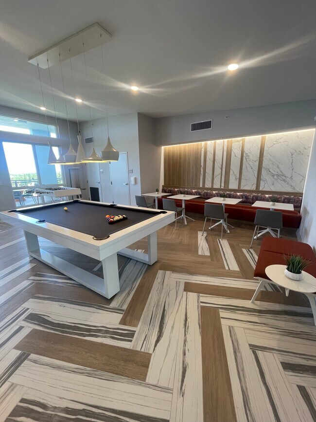 Building Photo - 710 SE 22nd St