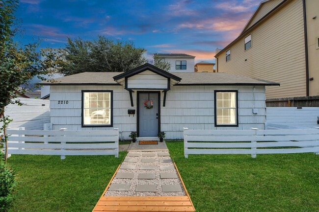 Building Photo - 2210 Detering St