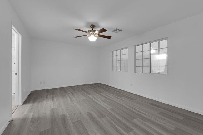 Building Photo - Large 3 bedroom, 2.5 bath house/ New Upgrades