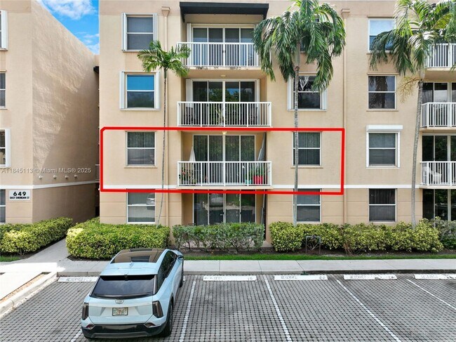 Building Photo - 649 E Sheridan St