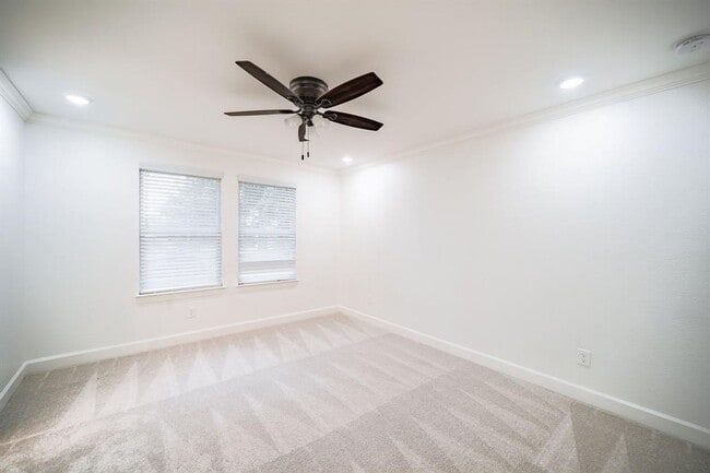 Building Photo - 10038 Westview Dr
