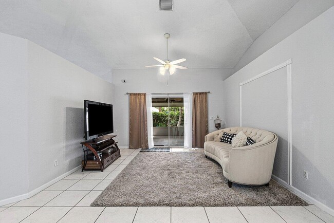 Building Photo - 7600 Cocoanut Dr