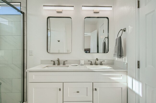 Building Photo - Lovely 3 BDR/3BA Home - 20 Minutes to Denver