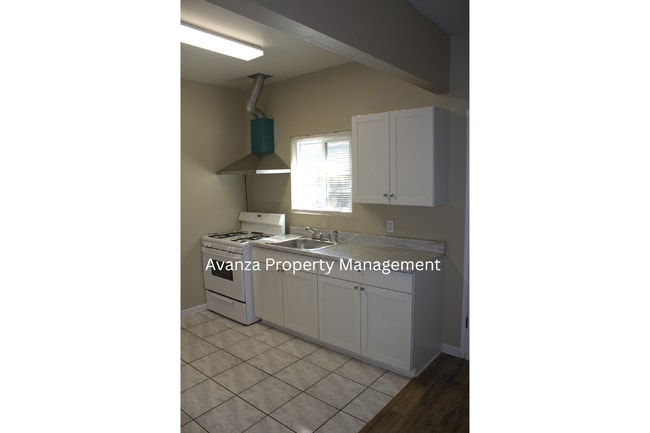 Building Photo - 1 Year Lease 1 Bed  1 Bath  Rent: $1,095 D...