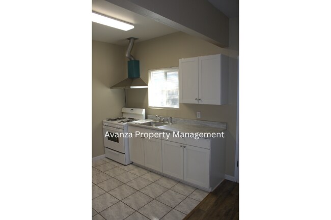 Building Photo - 1 Year Lease 1 Bed  1 Bath  Rent: $850 +$100 (All utilities included) Deposit: $1,500 Available: ...