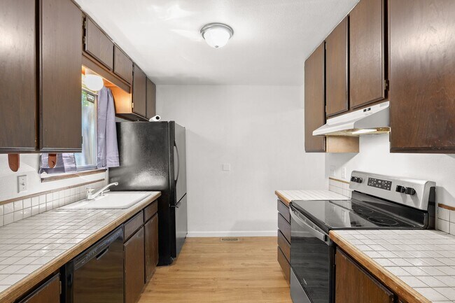 Building Photo - 2 Bedroom, 1.5 Bathroom Townhome-Style Condo in Tanasbrook, Near Tanasbourne!