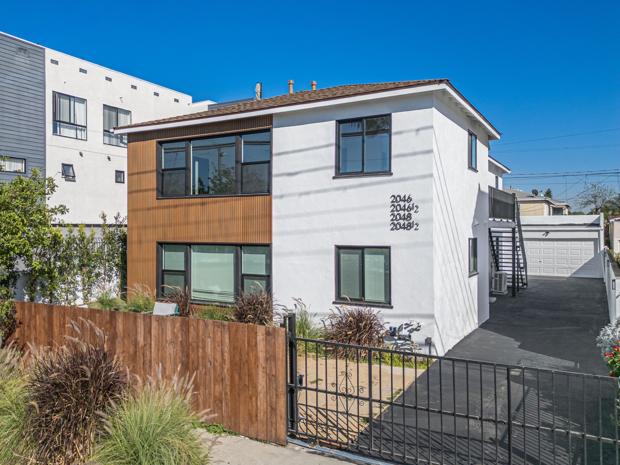 Building Photo - 2046 Burnside Ave