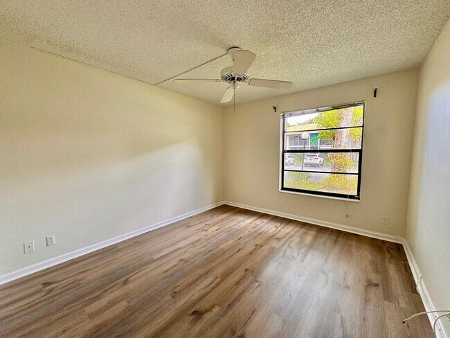 Building Photo - 9815 Pineapple Tree Dr