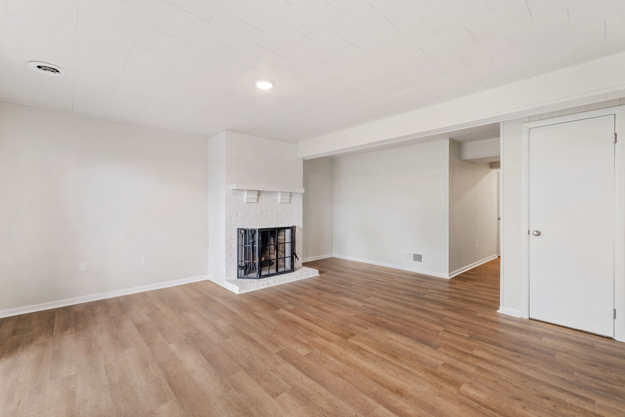 Building Photo - 216 Oakview Dr