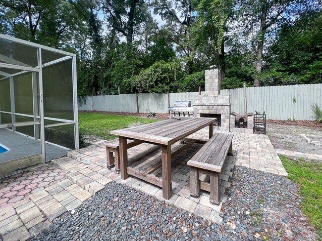 Building Photo - 3BR/2BA POOL HOME in SW Gainesville - avai...