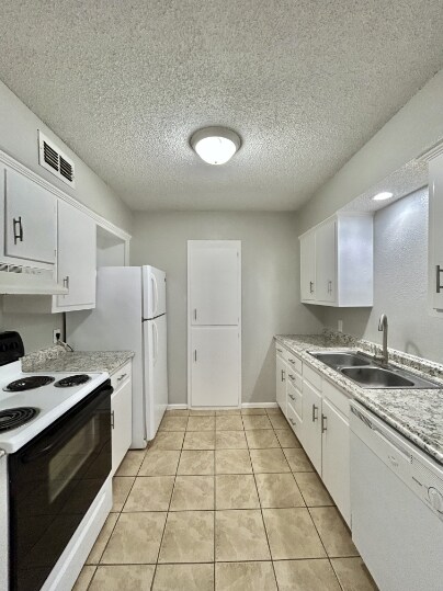 Primary Photo - 3930 Englewood Cir