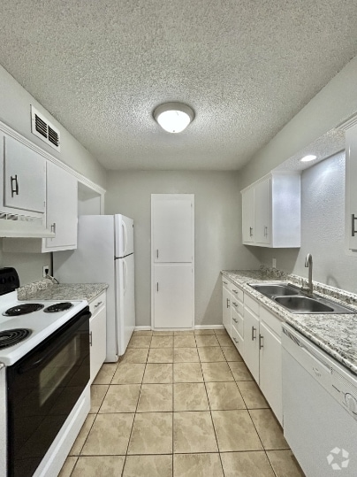 Building Photo - 3930 Englewood Cir