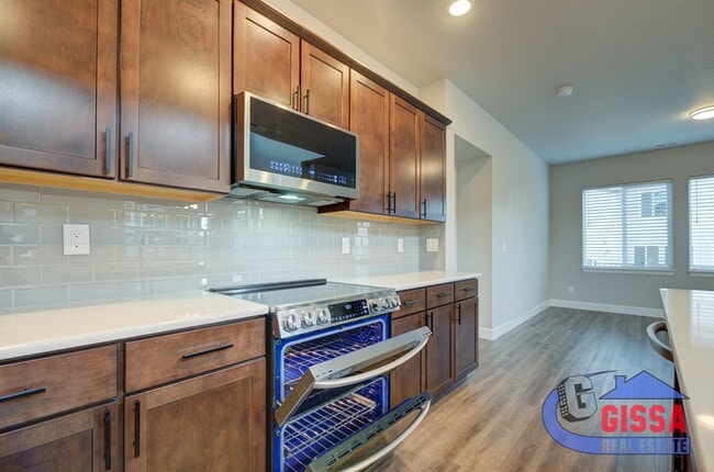 Building Photo - Beautiful, modern townhouse with primary b...