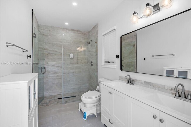 Building Photo - 15400 SW 84th Ave
