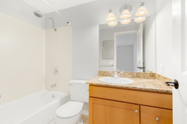 Building Photo - 2 Bedroom 2.5 Bath Townhouse Kirkland