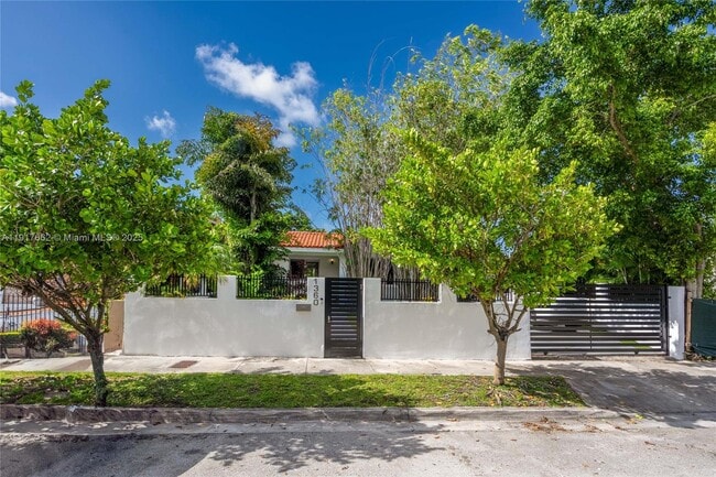 Building Photo - 1360 SW 16th St