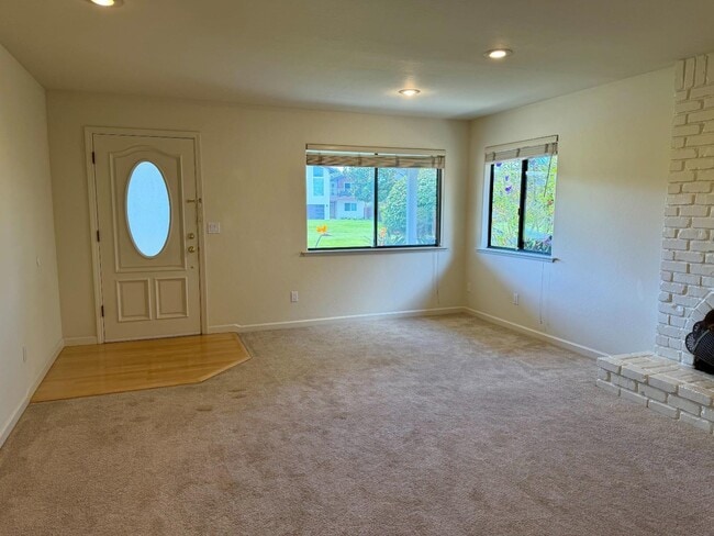 Building Photo - 213 Vía Lantana