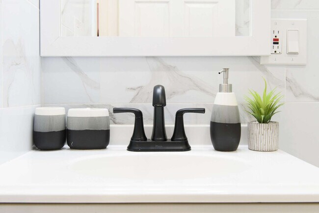 Building Photo - 240e E 75th St