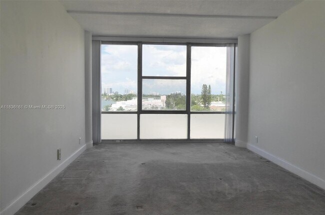 Building Photo - 900 Bay Dr