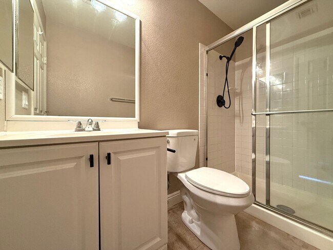 Building Photo - 2bedroom Townhouse near Wigwam Pkwy and Eastern ready for immediate move in!