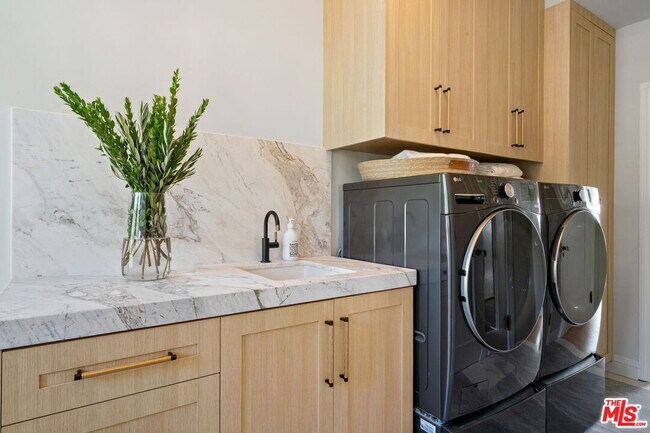 Building Photo - 802 Cochran Ave