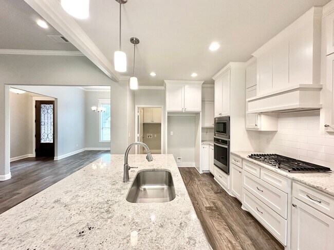 Building Photo - Available Now! Stunning 3 Bedroom 2 Bath i...