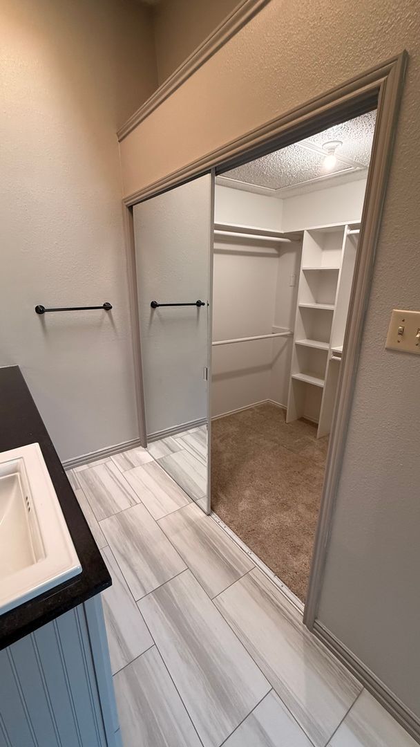 Building Photo - 3bed/2bath Townhouse with 2 car garage