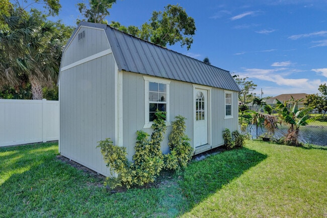 Building Photo - 1744 SE North Blackwell Dr