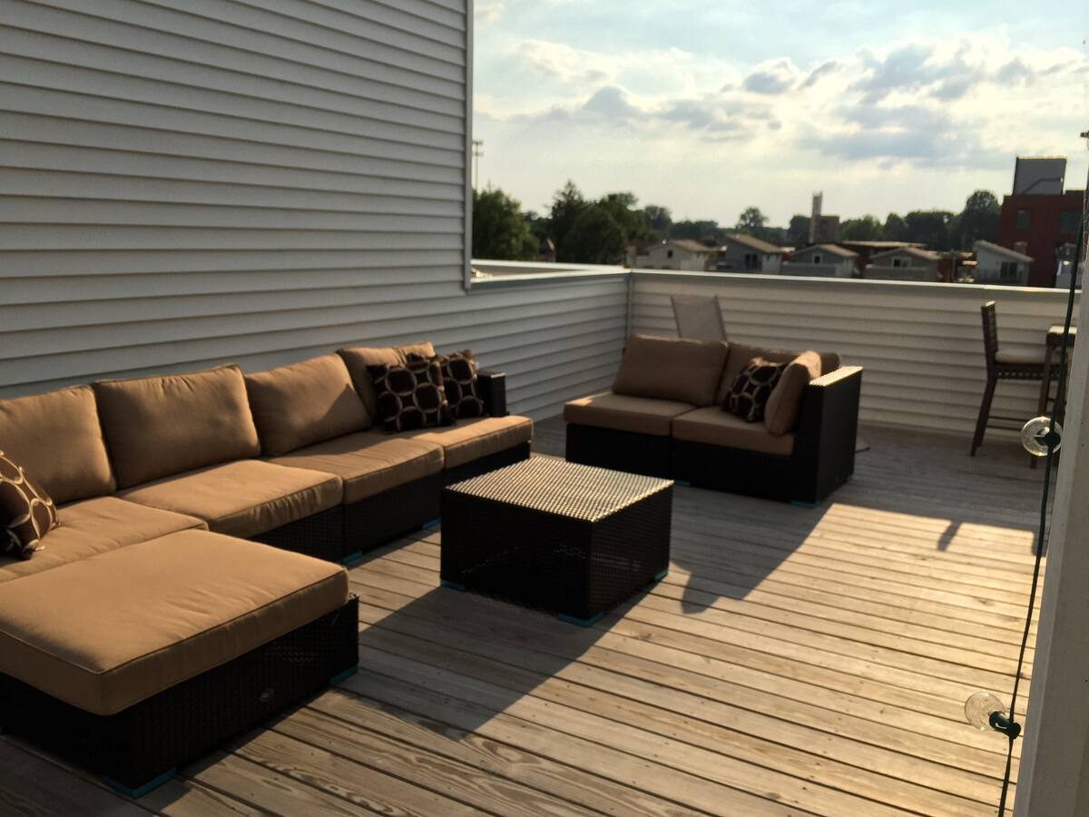 TONS of room for hosting guests or watching TV relaxing outdoors - 1247 W 75th St