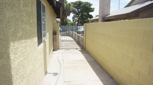 Building Photo - Charming 3Bed/2Bath/2Car residence with gated pool located in E. Las Vegas