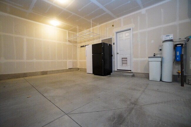 Building Photo - 6113 N Colosseum Ave