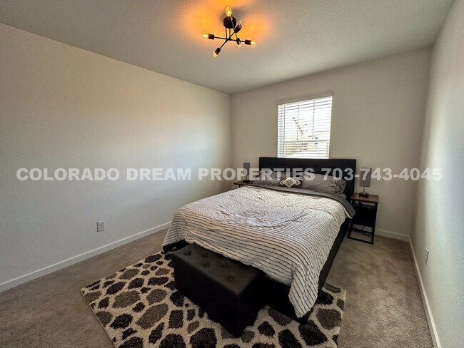 Building Photo - Luxurious fully-furnished home in Dove Vil...