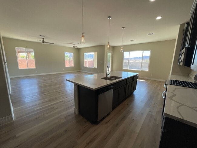 Building Photo - Gorgeous Ravines Home