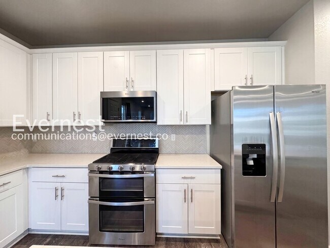 Building Photo - 3 Bed/2.5 Bath Townhome with Garage / Available Now!