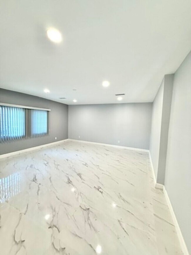 Building Photo - 17112-17116 Ceredo Place