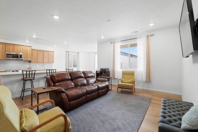 Building Photo - 10813 N Beaverhead Rd