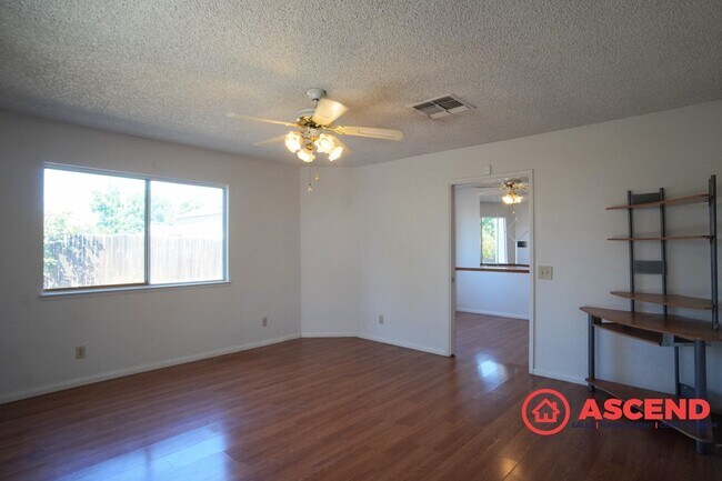 Building Photo - Splendid Home In East Bakersfield!