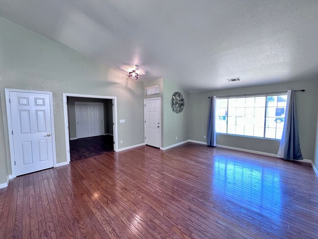 Building Photo - 654 Winery Ct