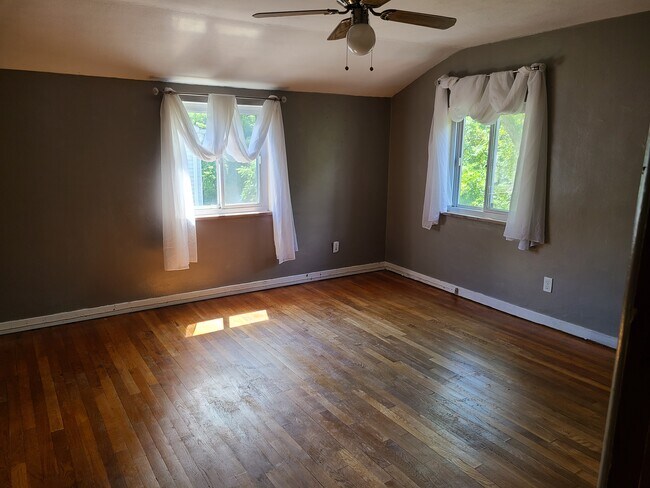 Living - 965 McNeilly Rd
